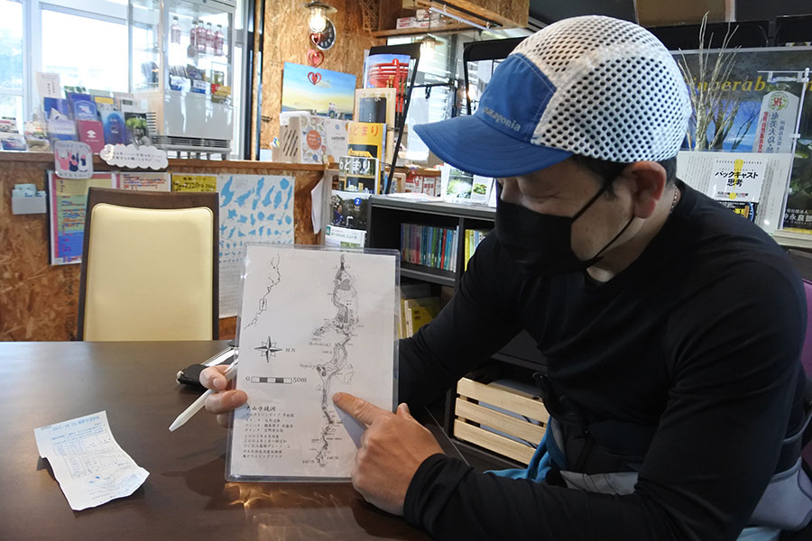 「沖永良部島ケイビング協会」の大當健一郎さんがコース取りの説明。