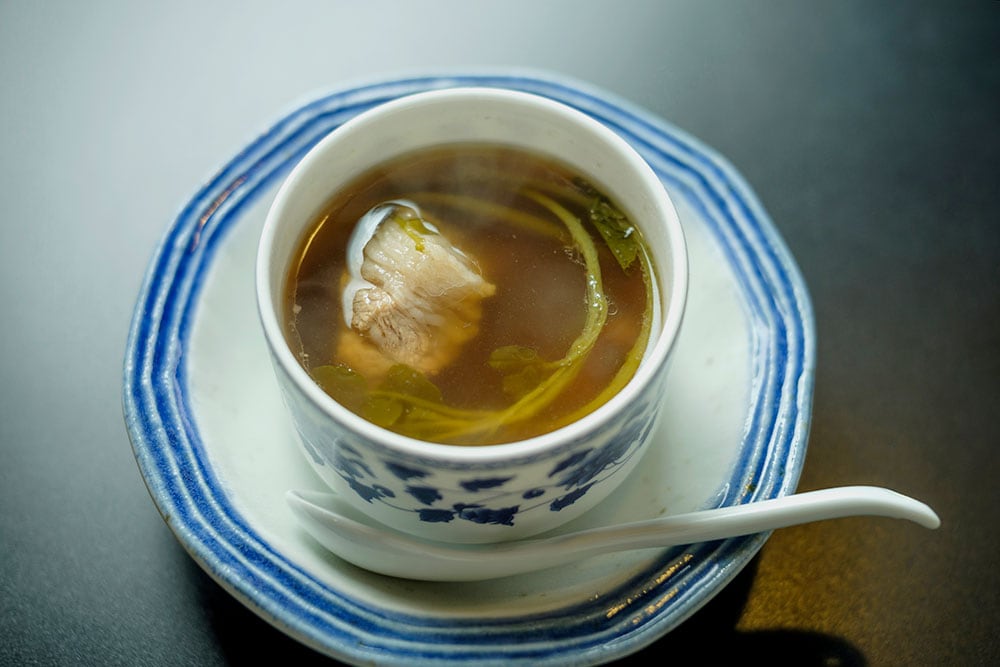 “本日の蒸しスープ” 770円。この日は、当帰、龍眼、蓮の実、紅棗で煮込んだ薬膳スープ。中にはスペアリブとクレソンが入る。