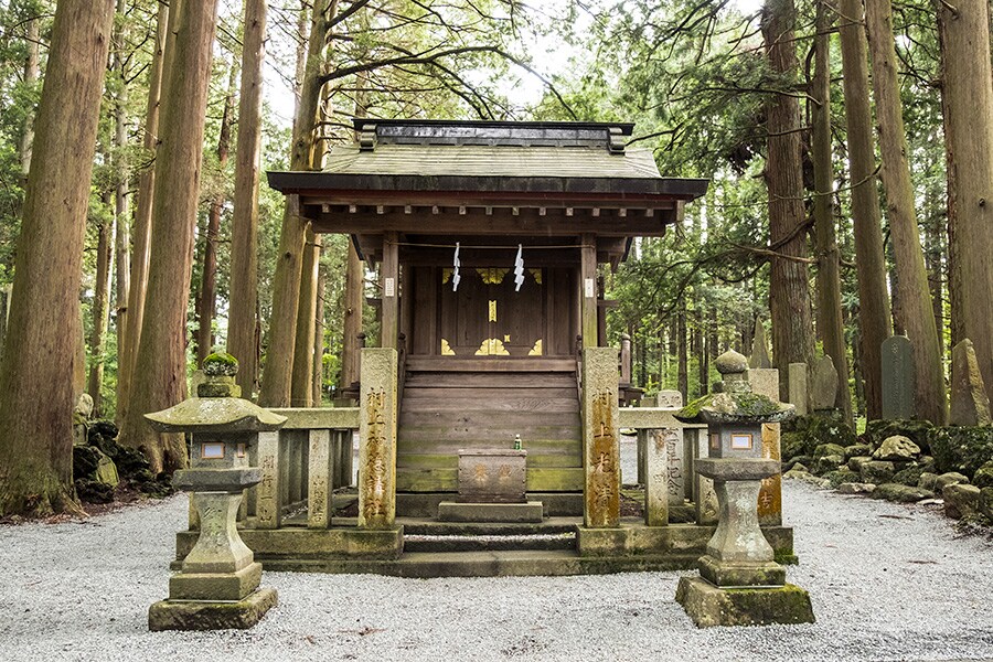 北口本宮冨士浅間神社の境内にある、吉田口登山道の起点となる祖霊社。自然遺産ではなく「信仰の対象と芸術の源泉」として世界遺産に登録された富士山の文化的背景も興味深い。