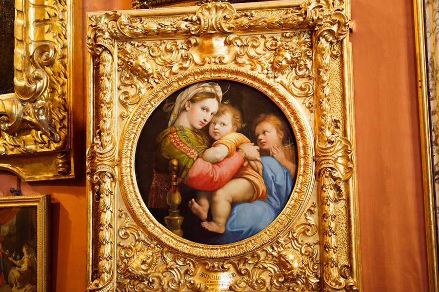 ラファエロ《小椅子の聖母》。イエスを抱擁する聖母マリアと、母子を見守るいとけない洗礼者ヨハネの姿が描かれている。