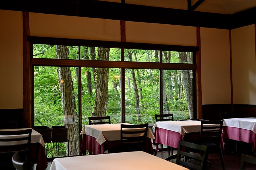 渓流と雑木林に囲まれた静かなレストラン。
