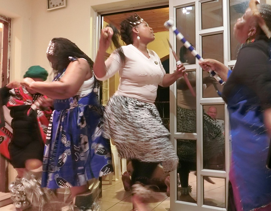 ダーバンではズールー族の一般家庭を訪問。エモーショナルなダンスで歓迎してくれた。