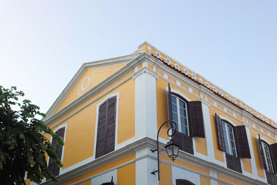 聖ラザロ教会周辺には、ポルトガル風建築の住宅が立ち並ぶ。