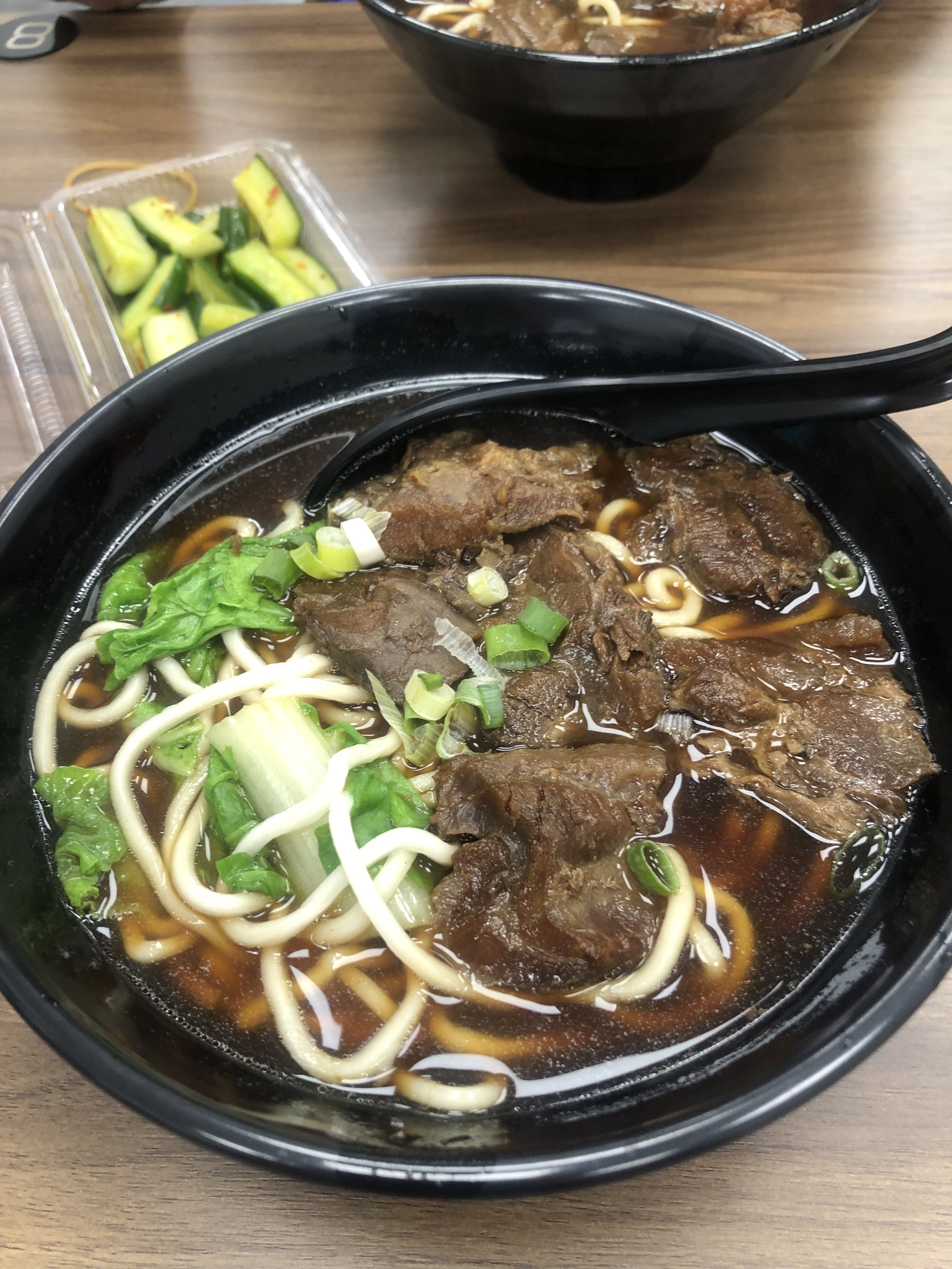 台湾といえば人気の牛肉麺。