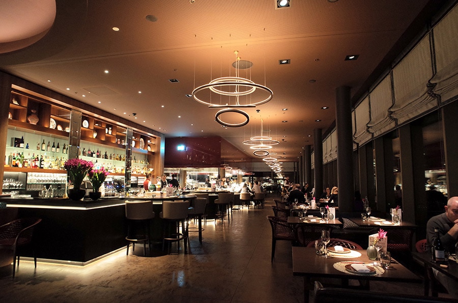 「ビュルゲンシュトック ホテル＆アルパイン スパ」内にあるアジアンレストラン「スパイシーズ」。オープンキッチンで活気がある。