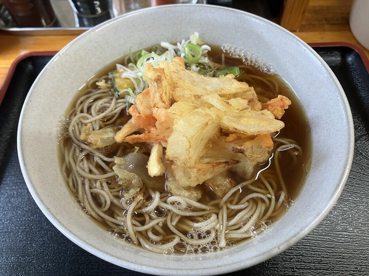 出来上がりの姿も味もすばらしい「野菜天そば」