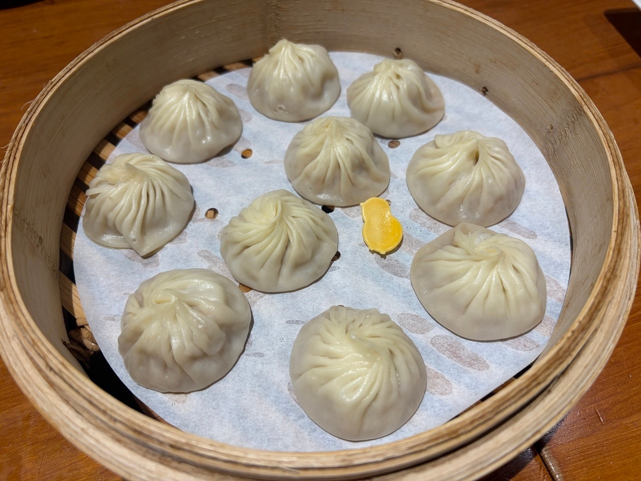 せいろの中には鶏肉小籠包の目印として、鶏をかたどった黄色い飾りが添えられています。