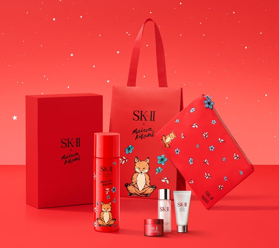 SK-II フェイシャル トリートメント エッセンス×メゾンキツネ ホリデー リミテッド エディション コフレ レッド 28,050円。セット内容：フェイシャル トリートメント エッセンス 限定デザインボトル 230mL、同 クリアローション 30mL、同 ジェントルクレンザー 20g、スキンパワー アドバンスト クリーム 15g、限定デザインポーチ。発売日：10月20日（金）。