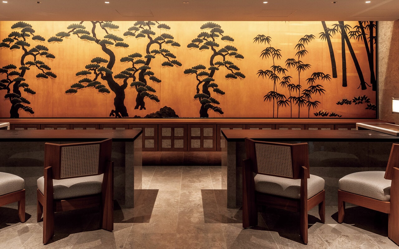 《海景》に対面するかたちで壁面には杉本博司氏がデザインした松竹図襖絵が。