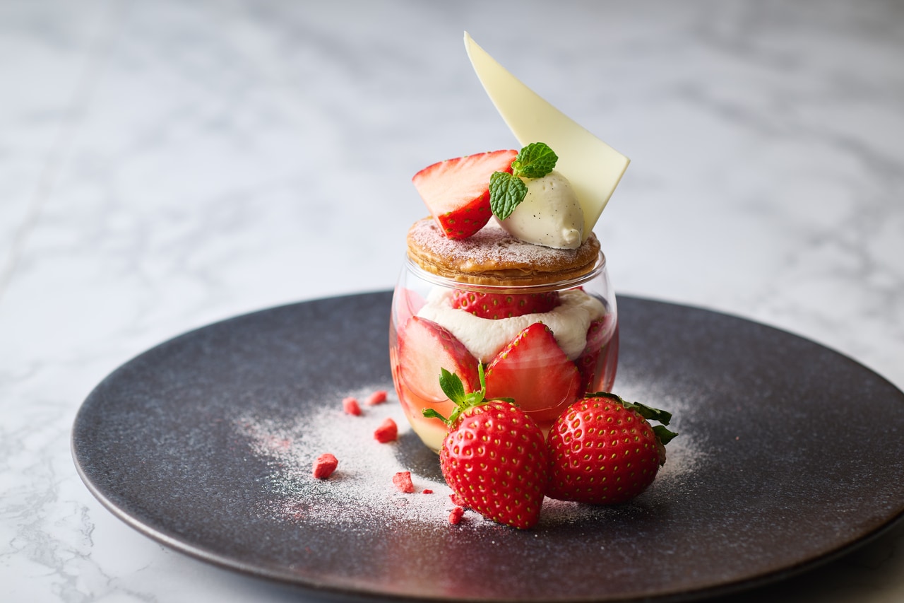 酸味と甘みのバランスが絶妙な“女峰”を使用したウエルカムプレート「京都産いちごのパフェ」は小学生以上のゲストに1名1皿ずつ提供。