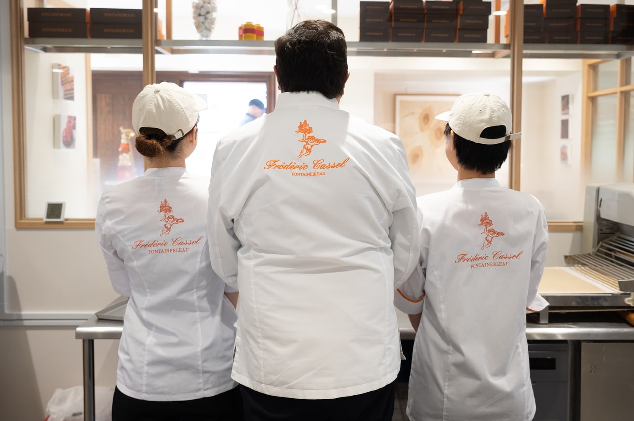 これからもおいしいお菓子を届け続けるフレデリック・カッセル。背中にもエンジェルマークが。