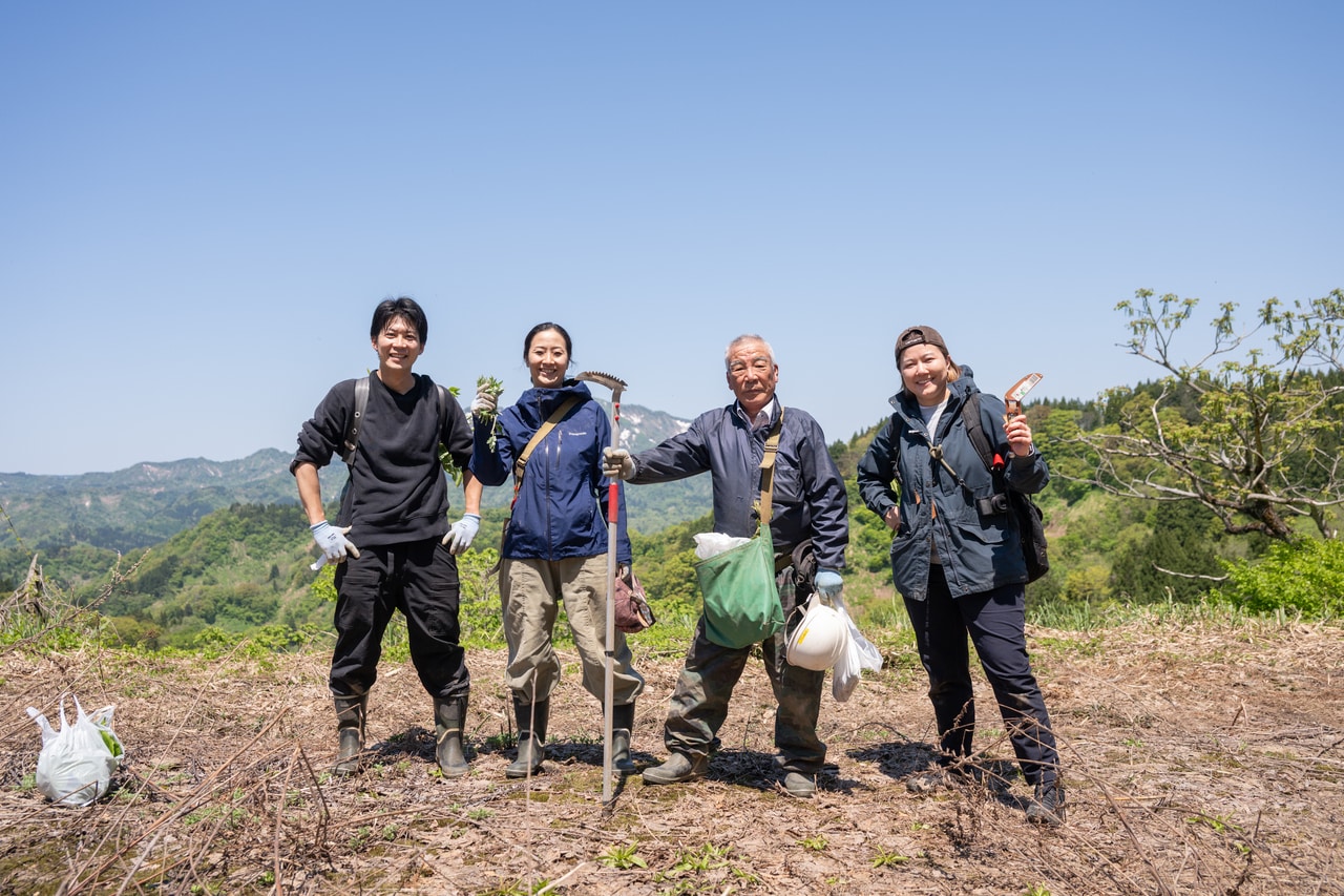 「里山十帖」料理長・桑木野恵子さん(中央左)の“山菜の師匠”こと村山達三さん(中央右)を囲んで。