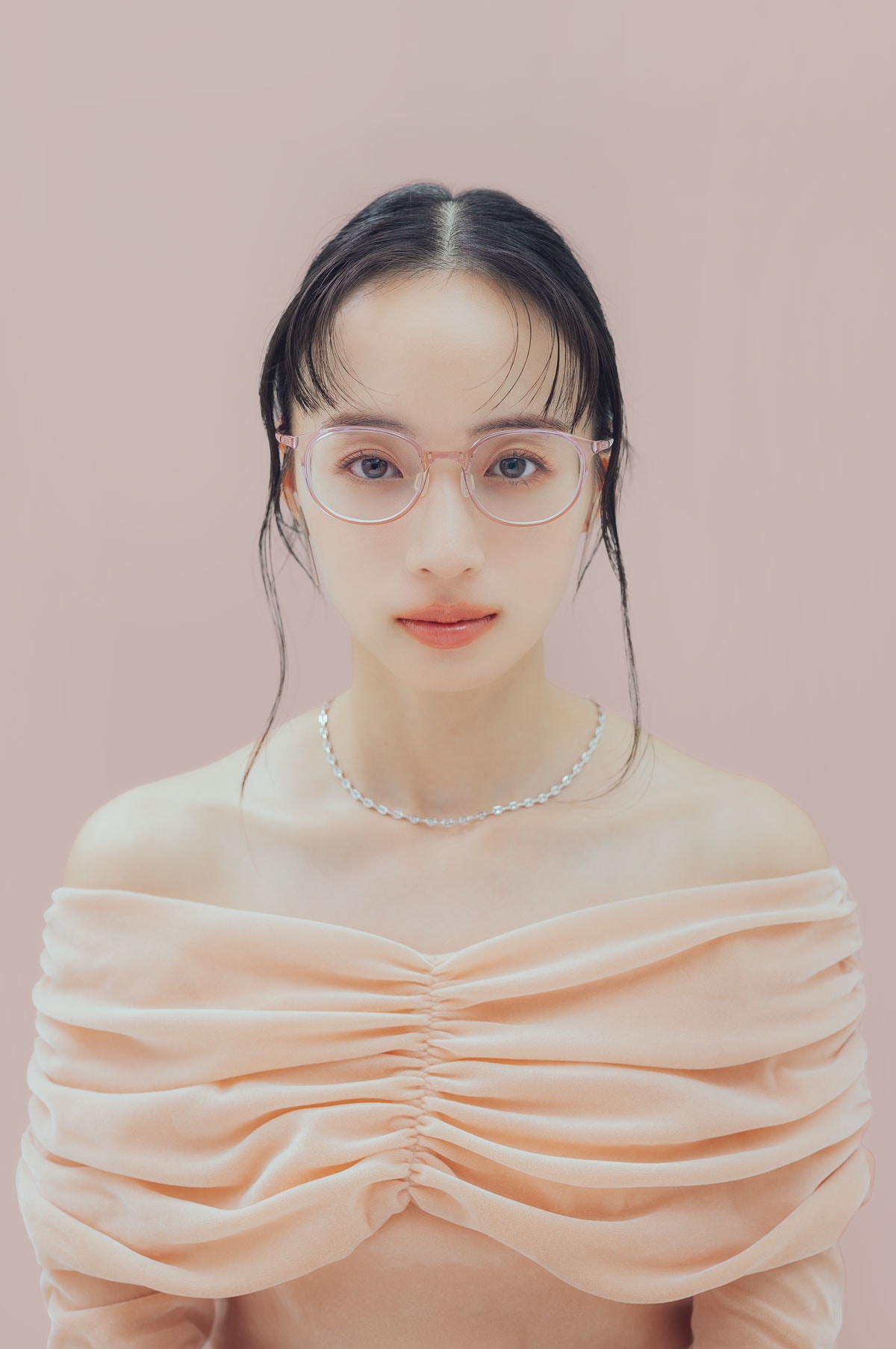 「Zoff SMART with MAQuillAGE」着用イメージ。