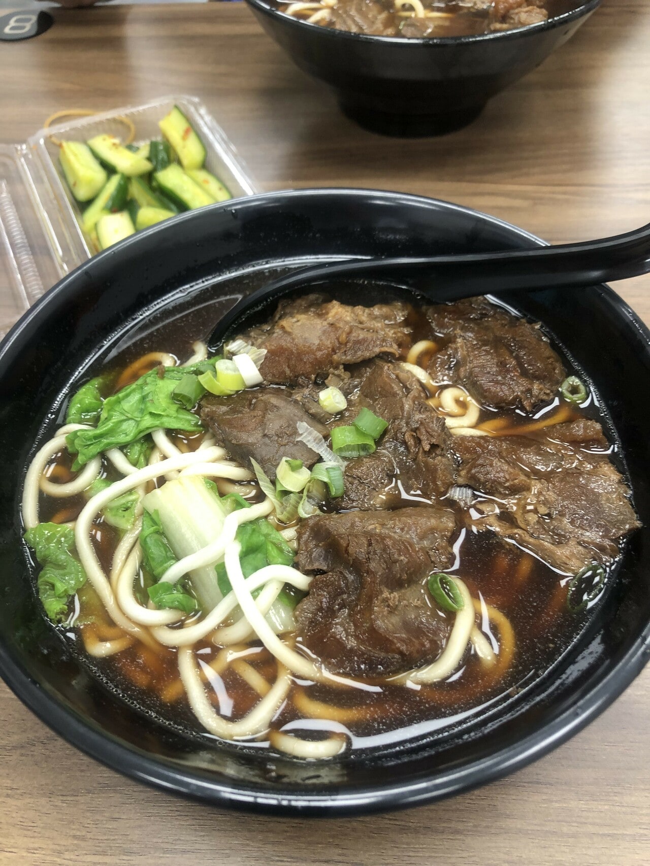 台湾といえば人気の牛肉麺。