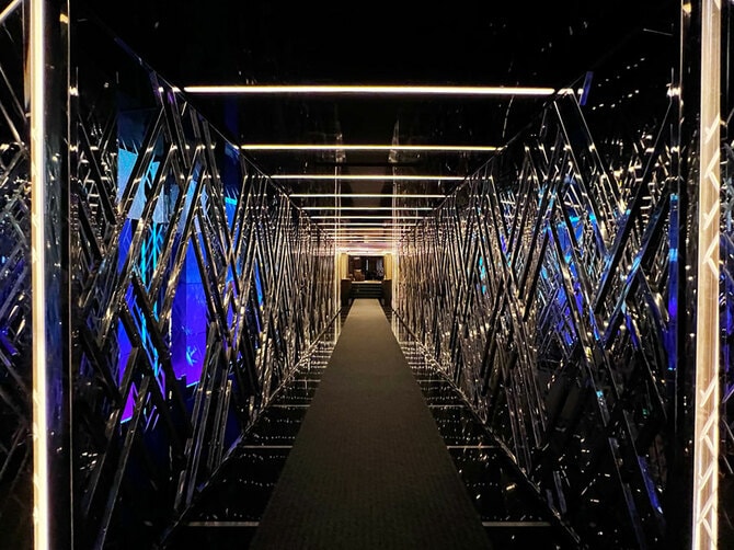 エントランスから一歩入ると別世界になる。宇宙に吸い込まれてしまいそうなキラキラ光る廊下の先にレセプションがある。