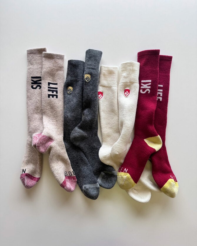 昨年も好評だったというスキーソックスの販売。冬が待ち遠しくなりそうな品々が勢ぞろい。