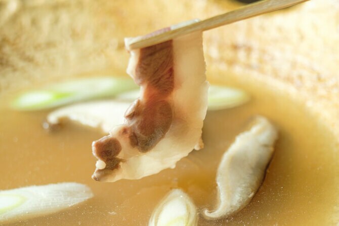 野山の恵みを堪能する特別会席では、希少なジビエの鍋も!