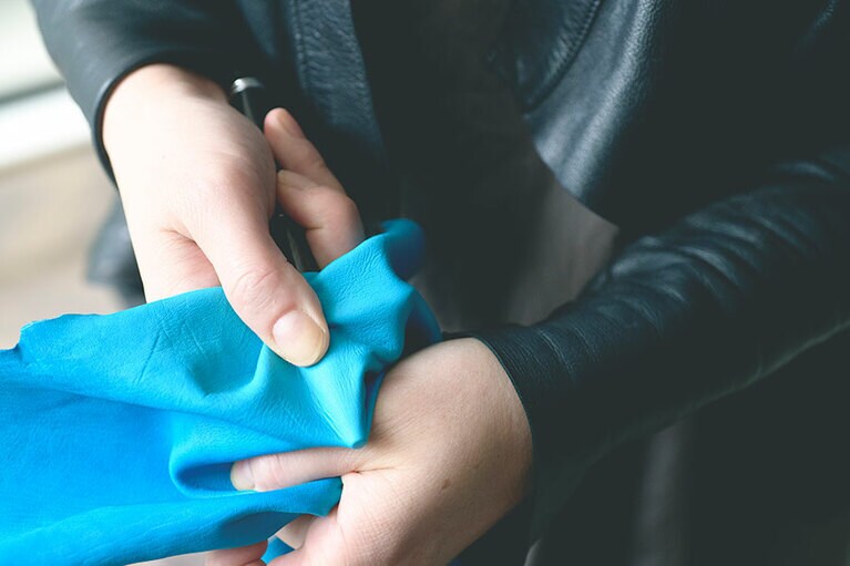 ペン先を強く押し付けてもしなやかに伸び、元に戻る弾力性。