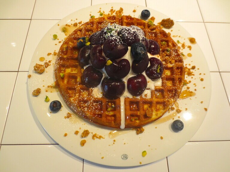 季節のフルーツと味わう「ワッフル」2,000円。