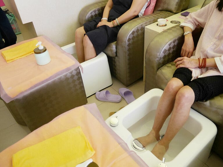 入浴剤をいれた足湯で血行をよくしてから施術。