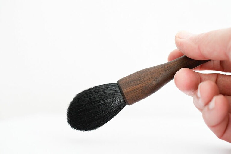 藤岡さんお手持ちのブラシ。常にふわっと使いやすい状態にしてある。