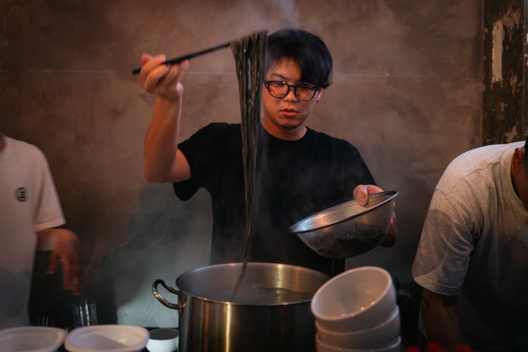 レセプションパーティで「グレヌー（のどごし生麺）」をふるまう富喜製麺研究所の村上誠一郎代表。