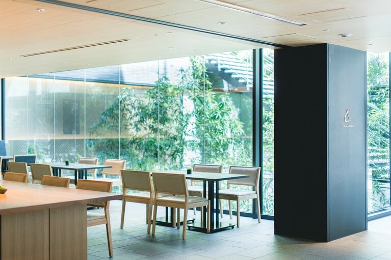 ホテル2階のカフェ＆バー「TEA AND BAR（ティーアンドバー）」。開放的なカフェゾーンと、しっとりくつろげるバーゾーンのふたつの空間がゆるやかにつながる店内で、本格的なお茶をさまざまなスタイルで楽しめる。