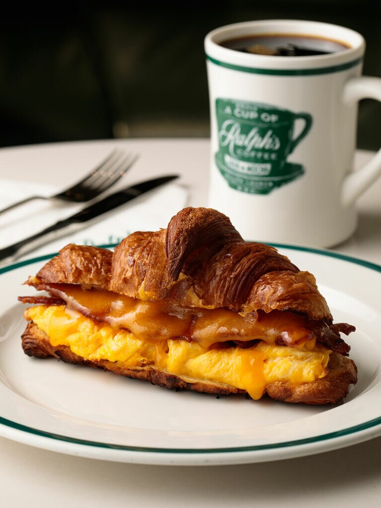 ベーコン、エッグ＆チーズクロワッサン 1,320円。