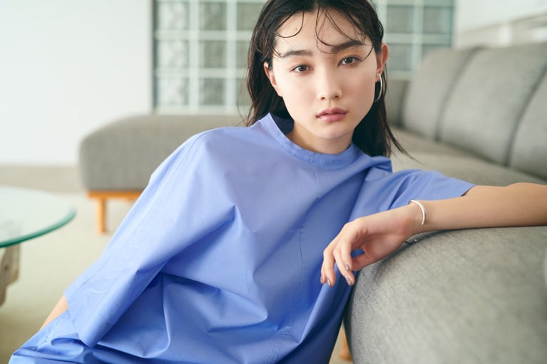 プリーツドレス 49,000円、イヤーカフ 16,000円／ハイク(ボウルズ)　バングル 28,000円／シンパシー・オブ・ソウル スタイル(フラッパーズ)　リング 14,000円／シャルロット ウーニング(フラッパーズ)