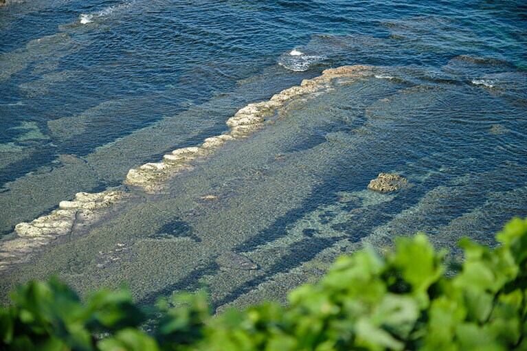 畳が敷き詰められたような海岸は千畳敷と呼ばれている。
