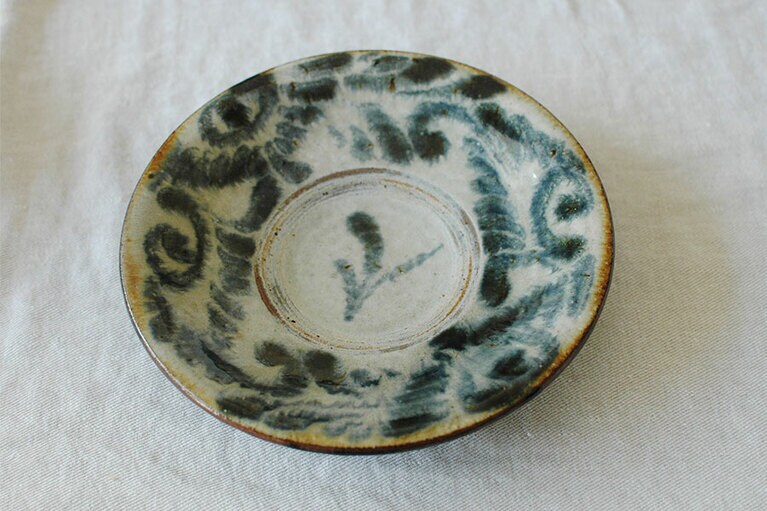 菅原工房のやちむん。生活用品と器の店「ロク」で購入。Photo/Yui Otani