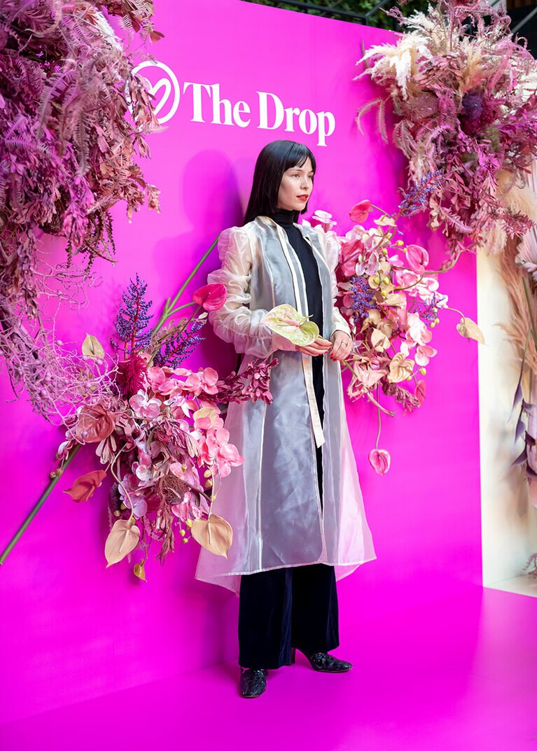 モデルの沙羅マリーさんも会場に。「オーガンジードレス シアー ヴィンテージベージュ」を着用。