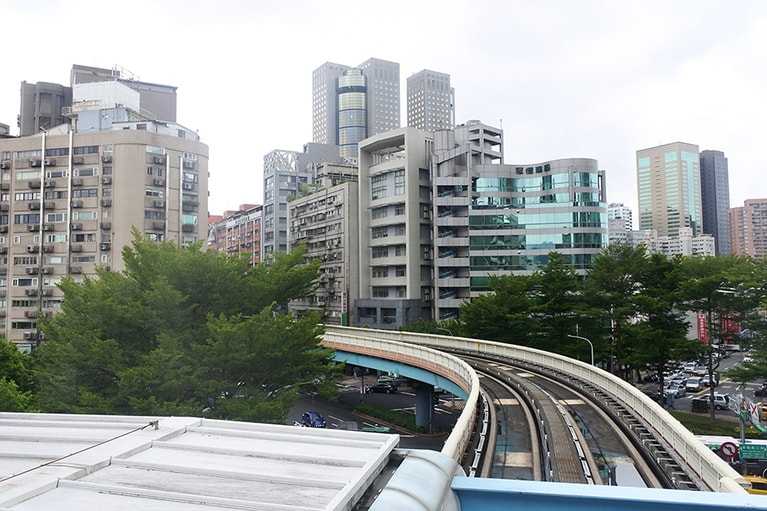 文湖線の線路。地上を走るのが特徴。