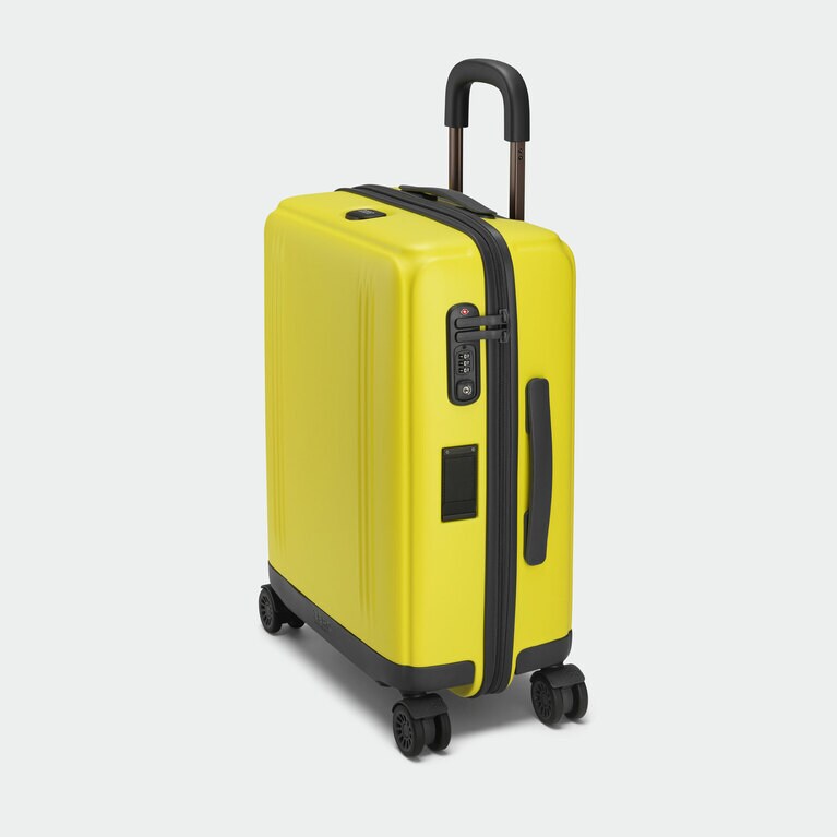 Edge Lightweight Collection「サン」。2サイズ展開。写真は22inch (高さ55×幅42×奥行23cm  4.0kg  42L)  66,000円＜コンチネンタルキャリーオン＞。もうひとつは22inch (高さ55×幅36×奥行23cm 3.8kg 35L) 63,000円＜インターナショナルキャリーオン＞。