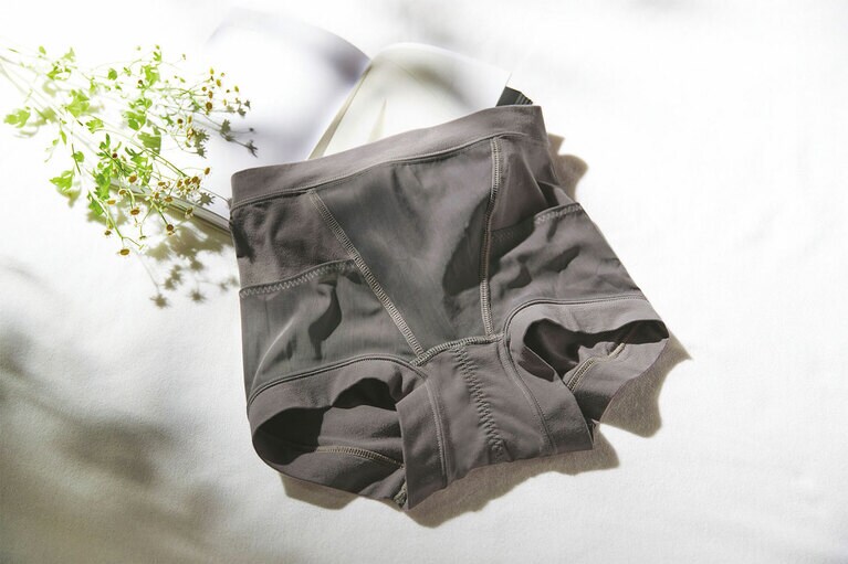 綿混素材がうれしい 骨盤底筋サポート吸水ショーツ M～3L 3,630円／フェリシモ gokigen Lab.