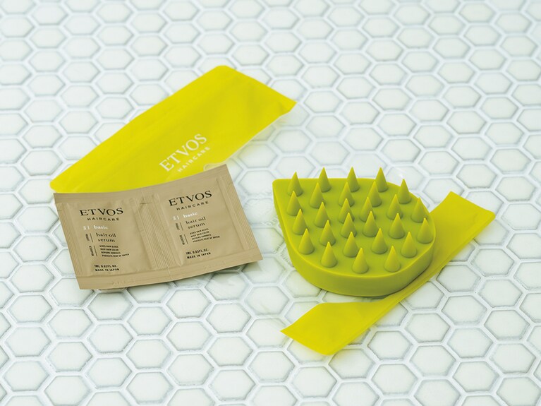 リラクシングマッサージブラシキット ピスタチオ(セット内容:リラクシングマッサージブラシ ピスタチオ、ヘアオイルセラム 1mL×2包)1,925円/エトヴォス(限定発売)