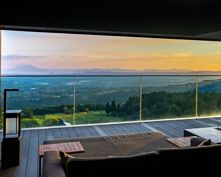 絶景を心ゆくまで満喫できる「界 霧島」のビューテラス。