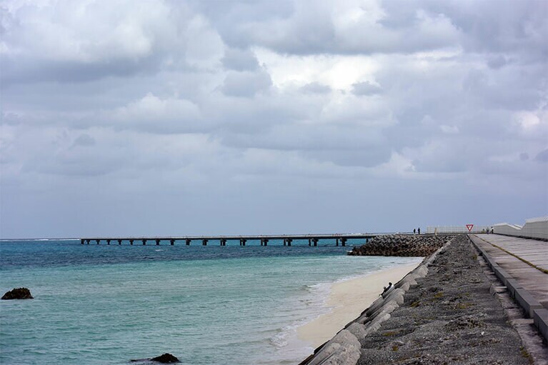 滑走路先端の誘導灯が海にのびる、通称「17エンド」。