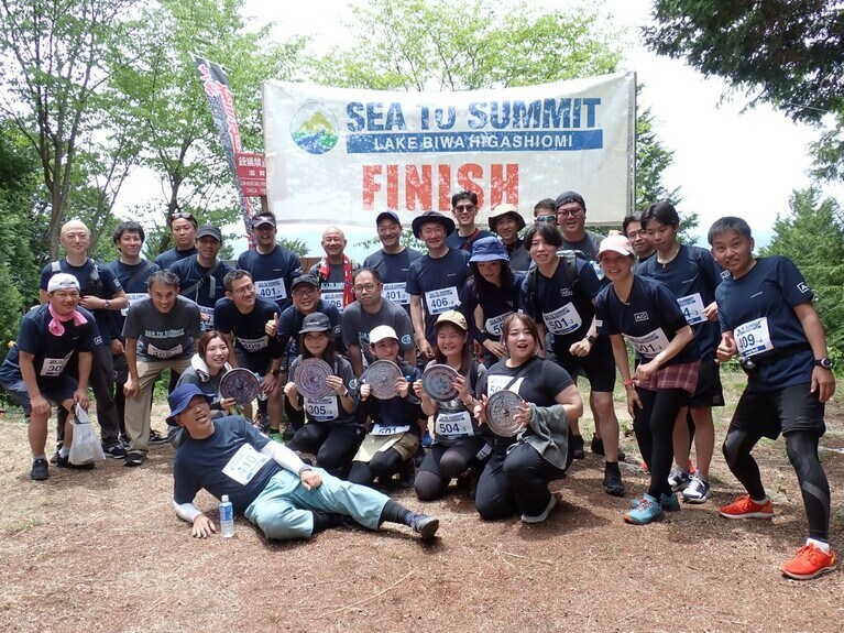 ゴールした、参加者たちの集合写真。（提供写真）
