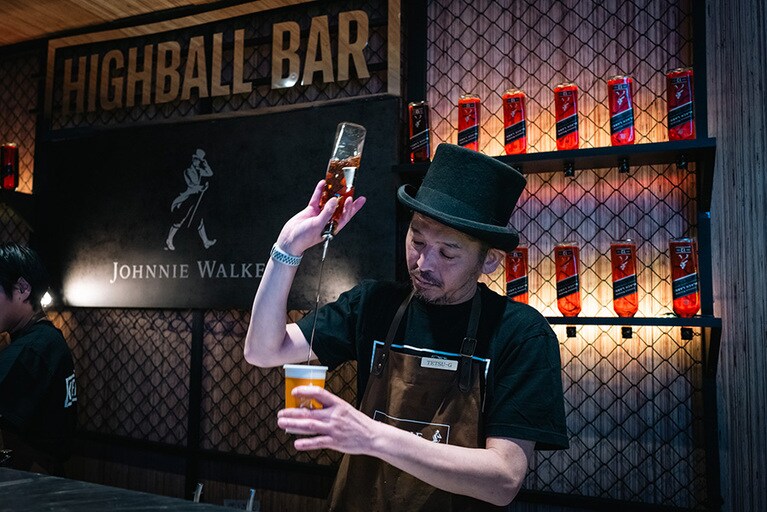 スペースエリアのハイボールバーではジョニーウォーカーのハイボールが手際よく提供されていました。