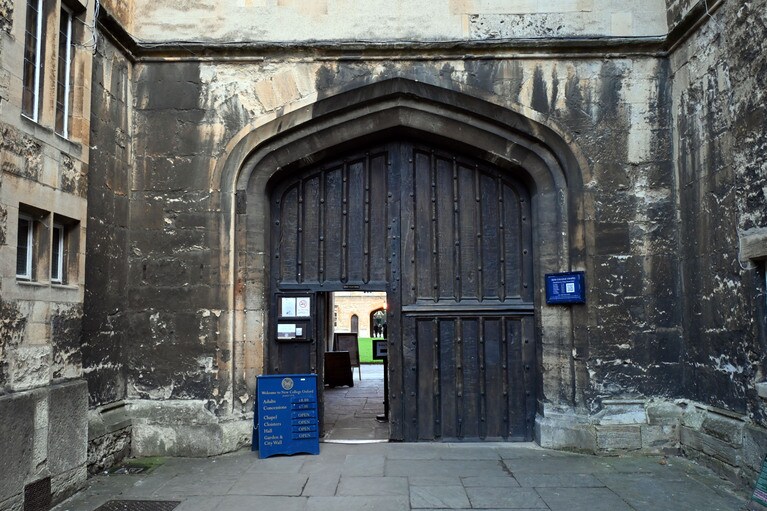 ニューカレッジの入口。入場料を払えば自由に見学できるところも。