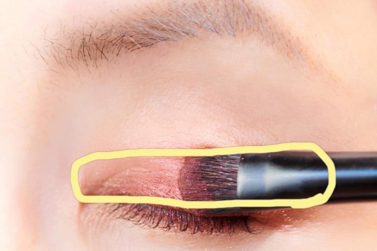 二重幅とは、この辺りまで。塗った後は、ブラシで丁寧にぼかして、綺麗なグラデーションを作る。