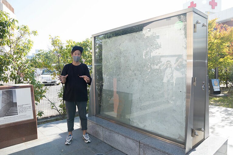 窓ガラスの破片が突き刺さった跡のあるコンクリート壁。