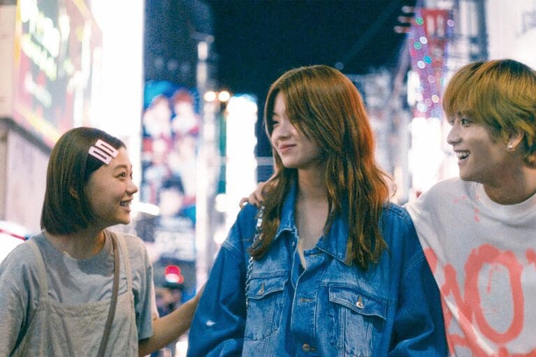 ©金原ひとみ／集英社・映画「ミーツ・ザ・ワールド」製作委員会