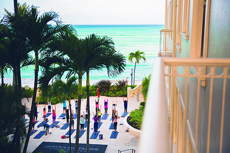 宿泊者は無料で参加できる朝ヨガ。