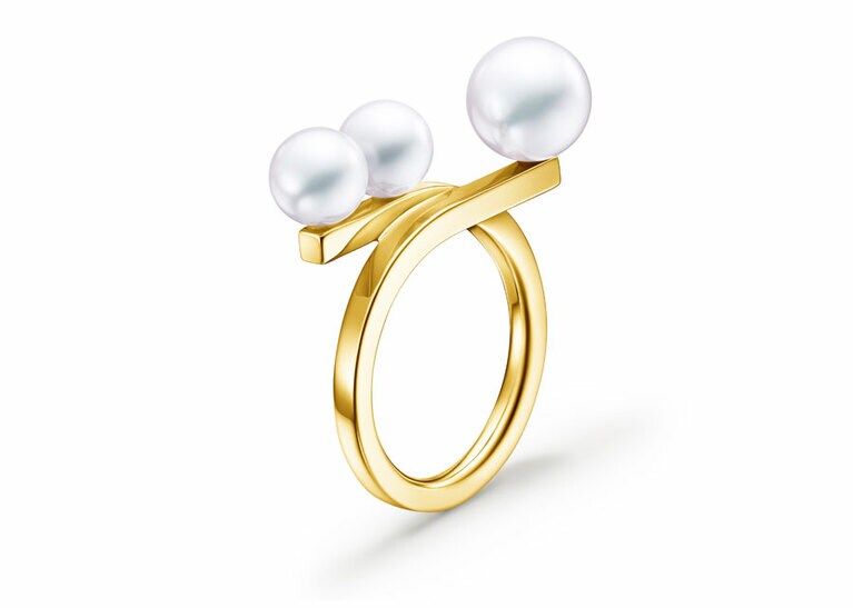 バランス ループ リング 18K イエローゴールド、あこや真珠 313,500円。