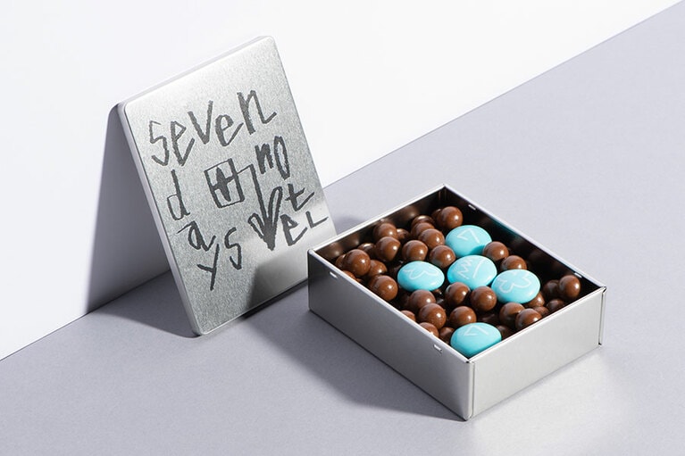 「7days hotel オリジナル缶」2,160円。