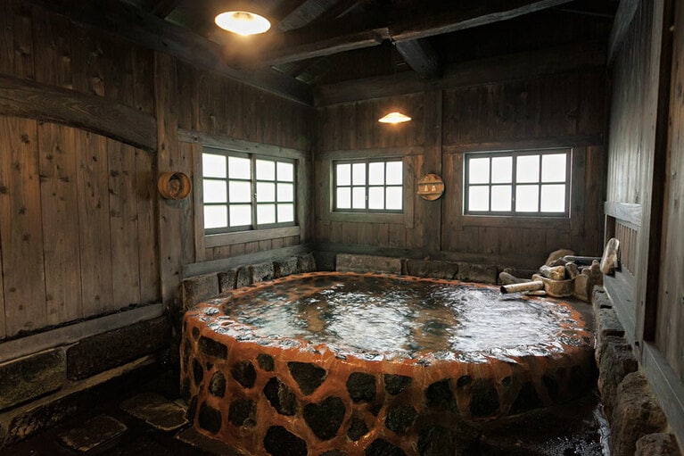 【壁湯温泉 旅館 福元屋】ハート形の石も見つかる｢切り出しの湯｣。