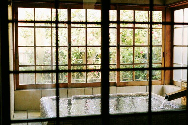 内風呂の仕様は部屋によって色々だが、満天の星を眺められる露天風呂付きもあり、その他大浴場、姉妹館である「山みず木」の露天風呂も利用可。