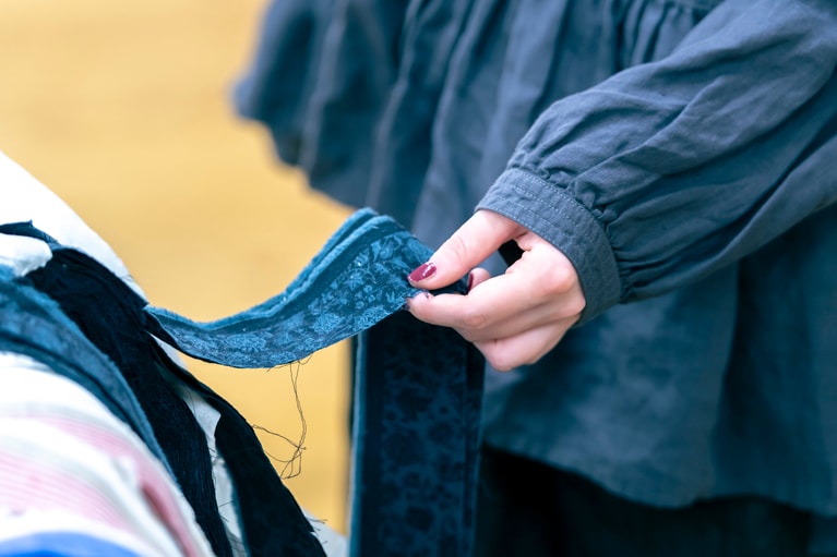 バンドとして再利用される裁断くず。集められた裁断くずが偶然に織りなすバリエーション豊かな柄たちと、環境への配慮に心がときめきます。